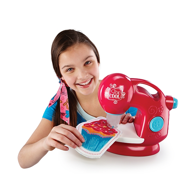 Nähen ohne Faden mit der Sew Cool Nähmaschine von Spin Master. Nähen ohne Faden mit der Sew Cool Nähmaschine von Spin Master.