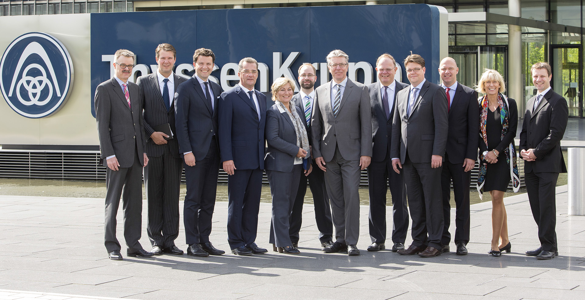 Vertreter der Thyssen Krupp AG und Randstad Deutschland besiegeln die strategische Partnerschaft. Vertreter der Thyssen Krupp AG und Randstad Deutschland besiegeln die strategische Partnerschaft.