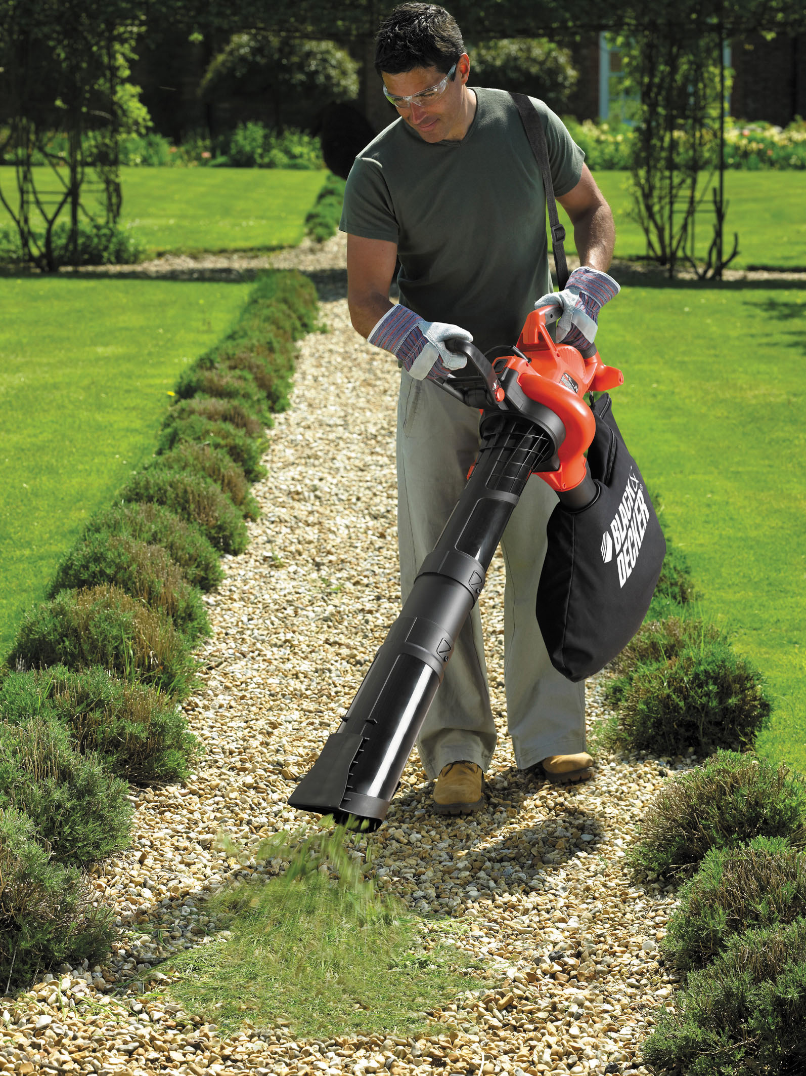 Laub und Schmutz blasen, saugen und häckseln: Laubsauger wie der GW3050 von BLACK+DECKER sind das ga