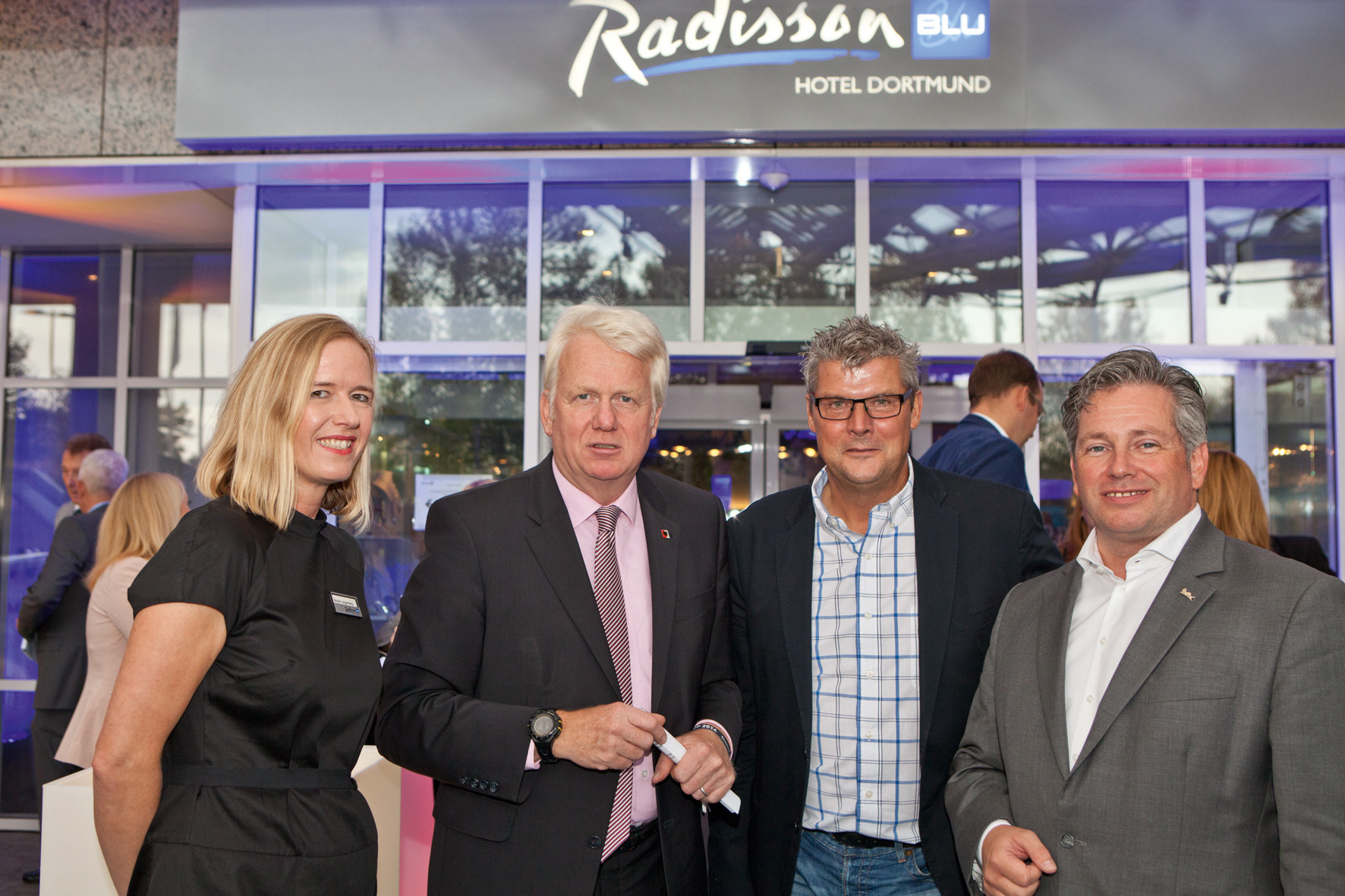Nicole Langenberg (Radisson), Ullrich Sierau (OB), Norbert Dickel, Dieter Ulbricht (GM Radisson)