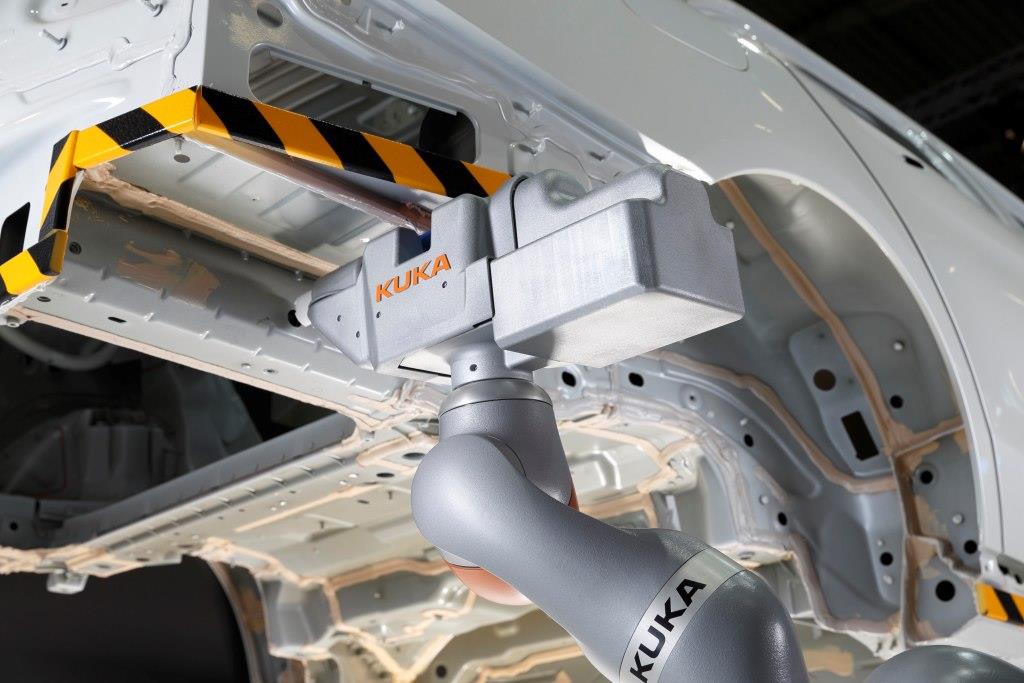 Automatisiertes Stopfensetzen an der Fahrzeugkarosserie durch den KUKA flexFELLOW