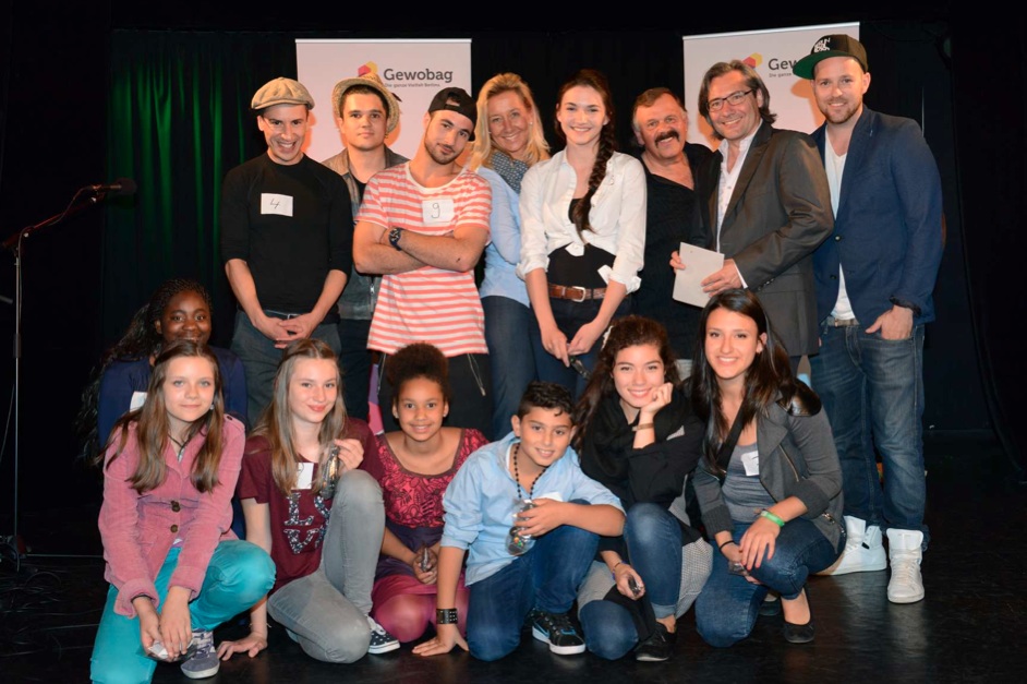 Die diesja?hrigen Teilnehmer/innen des Gewobag Kiez Song Contest und Jury-Mitglieder. Die diesja?hrigen Teilnehmer/innen des Gewobag Kiez Song Contest und Jury-Mitglieder.
