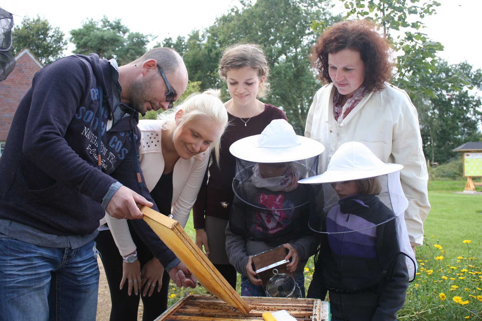 Besucher im Bieneninformationszentrum Besucher im Bieneninformationszentrum