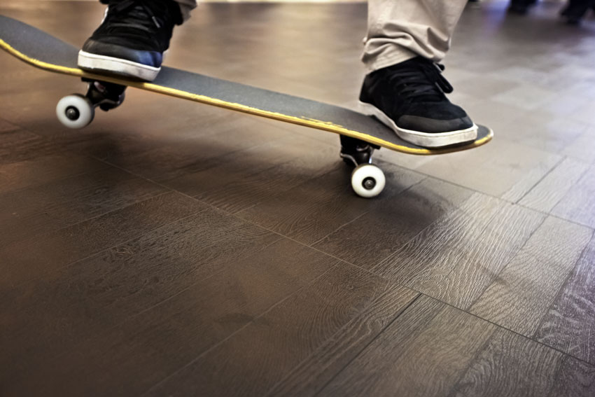 Nadura hält alles aus - selbst den Skateboard-Härtetest.