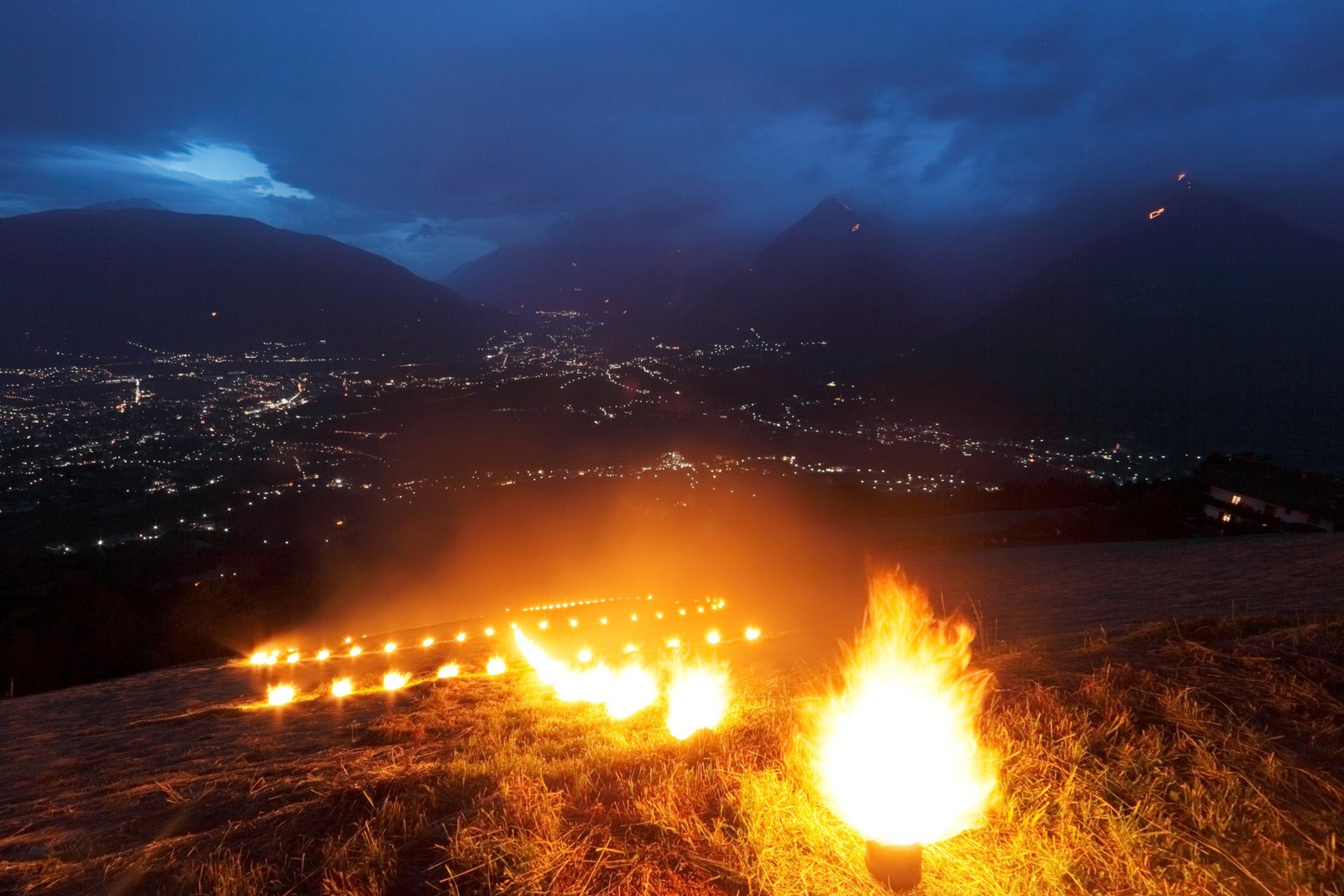 Die traditionellen Lagerfeuer schmücken die Hänge der Südtiroler Bergwelt. Die traditionellen Lagerfeuer schmücken die Hänge der Südtiroler Bergwelt.