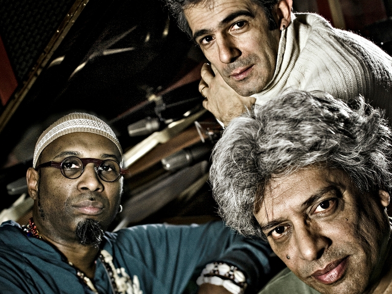 Das Künstlertrio Sosa, Fresu und Gurtu. Das Künstlertrio Sosa, Fresu und Gurtu.