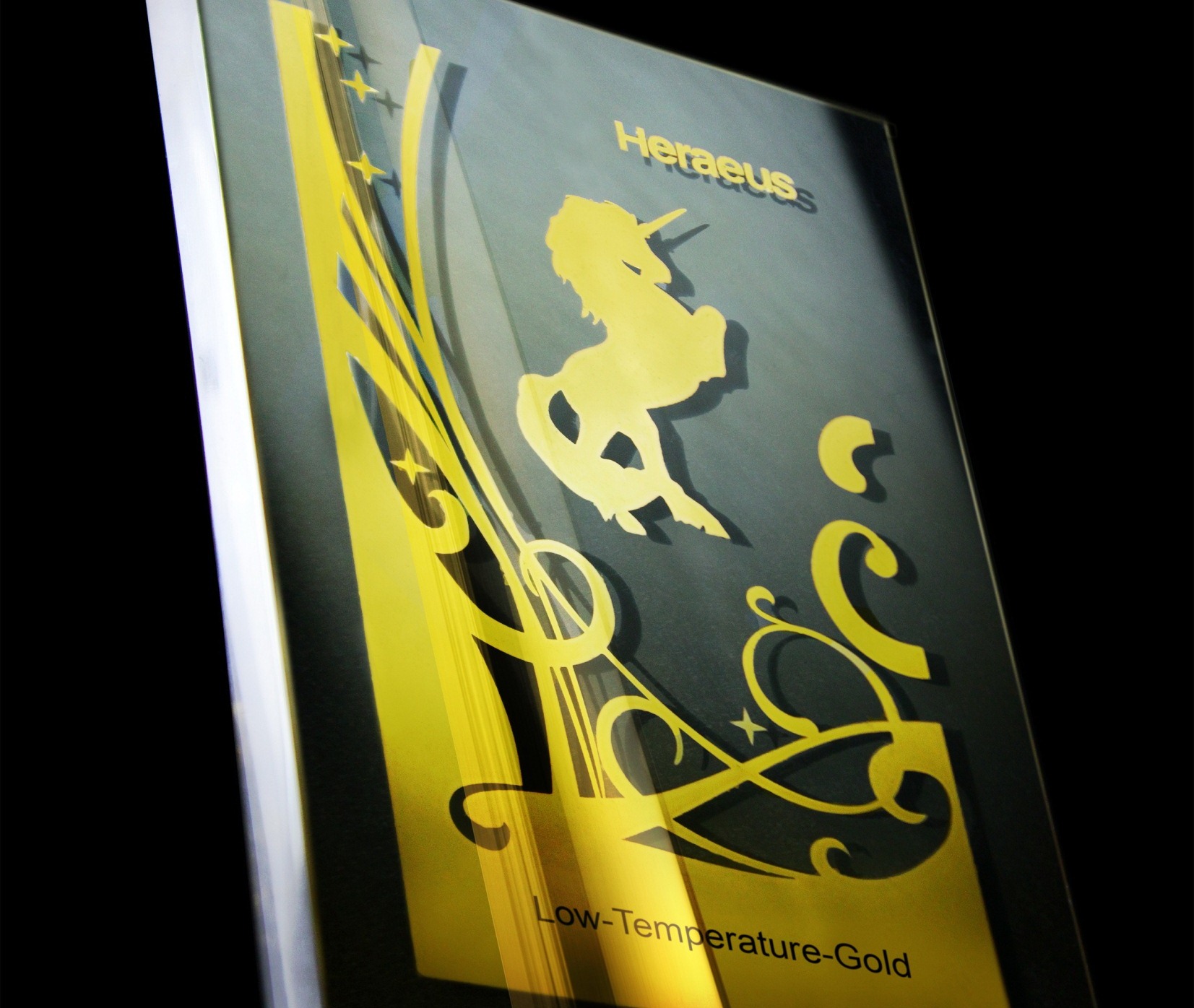 Einbrenntemperaturen zwischen 200 und 250°C: Heraeus Low Temperature Gold(TM).