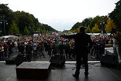 "Stop iWright" demonstriert am Brandenbuger Tor