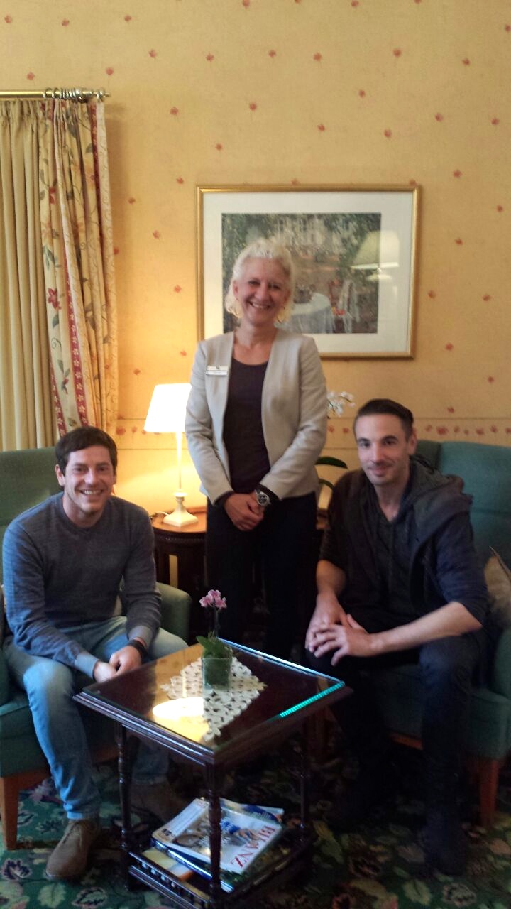 Regisseur Toby Wulff, Hotelinhaberin Antje Last und Produzent Felix Angermaier