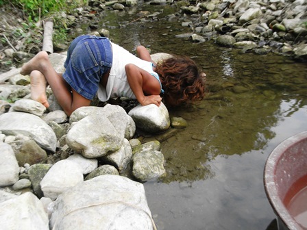 Es gibt keine Wasserleitungen, viele trinken das verschmutzte Flusswasser und werden dadurch krank. Es gibt keine Wasserleitungen, viele trinken das verschmutzte Flusswasser und werden dadurch krank.