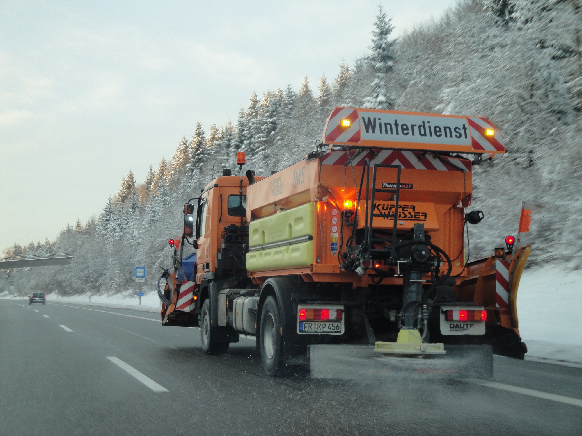 Ein Berufskraftfahrer muss mindestens eine Fortbildung innerhalb von 5 Jahren nachweisen. Ein Berufskraftfahrer muss mindestens eine Fortbildung innerhalb von 5 Jahren nachweisen.