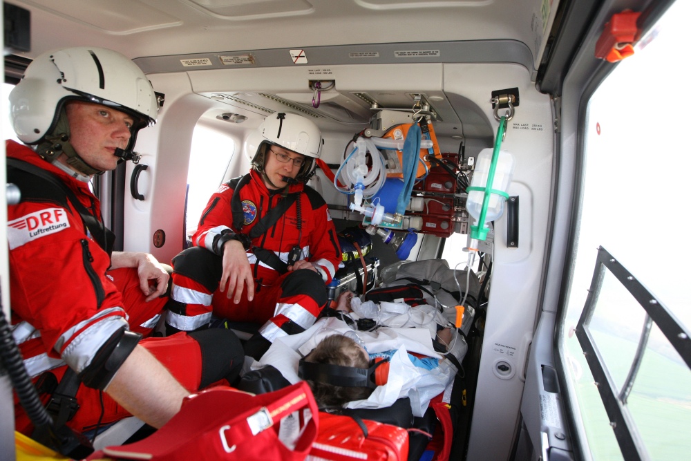 Crew betreut Patienten während des Fluges