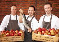 Küchenchef Thomas Sampl (mitte) gemeinsam mit seinem Team vom Restaurant VLET
