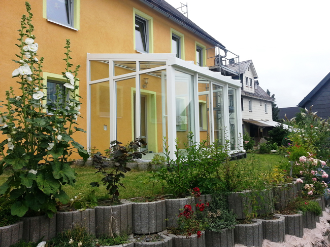 Komfortables Wohnen im Grünen: Im Wintergarten lässt es sich bestens entspannen. Komfortables Wohnen im Grünen: Im Wintergarten lässt es sich bestens entspannen.