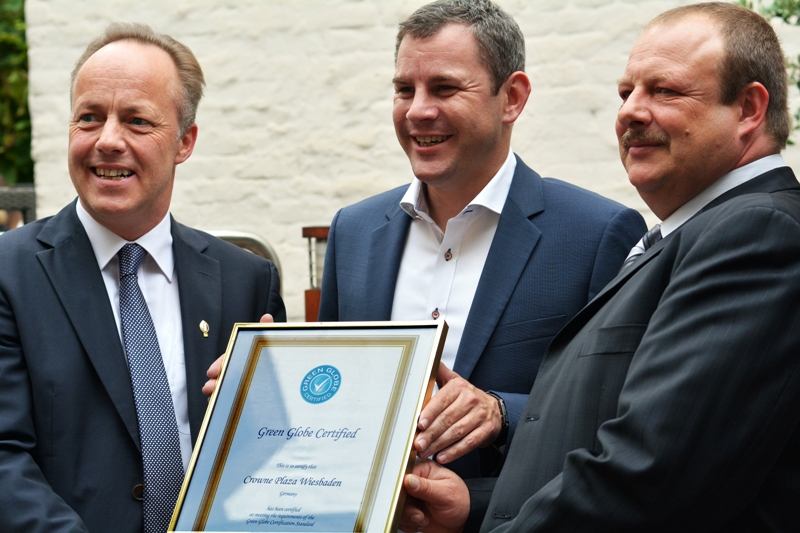 OB Sven Gerich (Mitte), Direktor Hüpers (li)& Technikchef Maier (re) freuen sichüber d