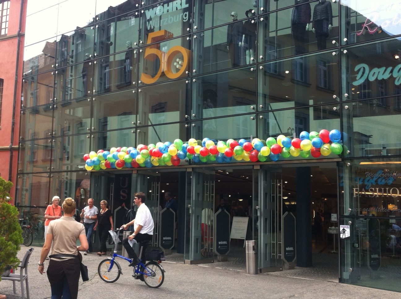 Das Modehaus WÖHRL in Würzburg feiert 50-jähriges Jubiläum.