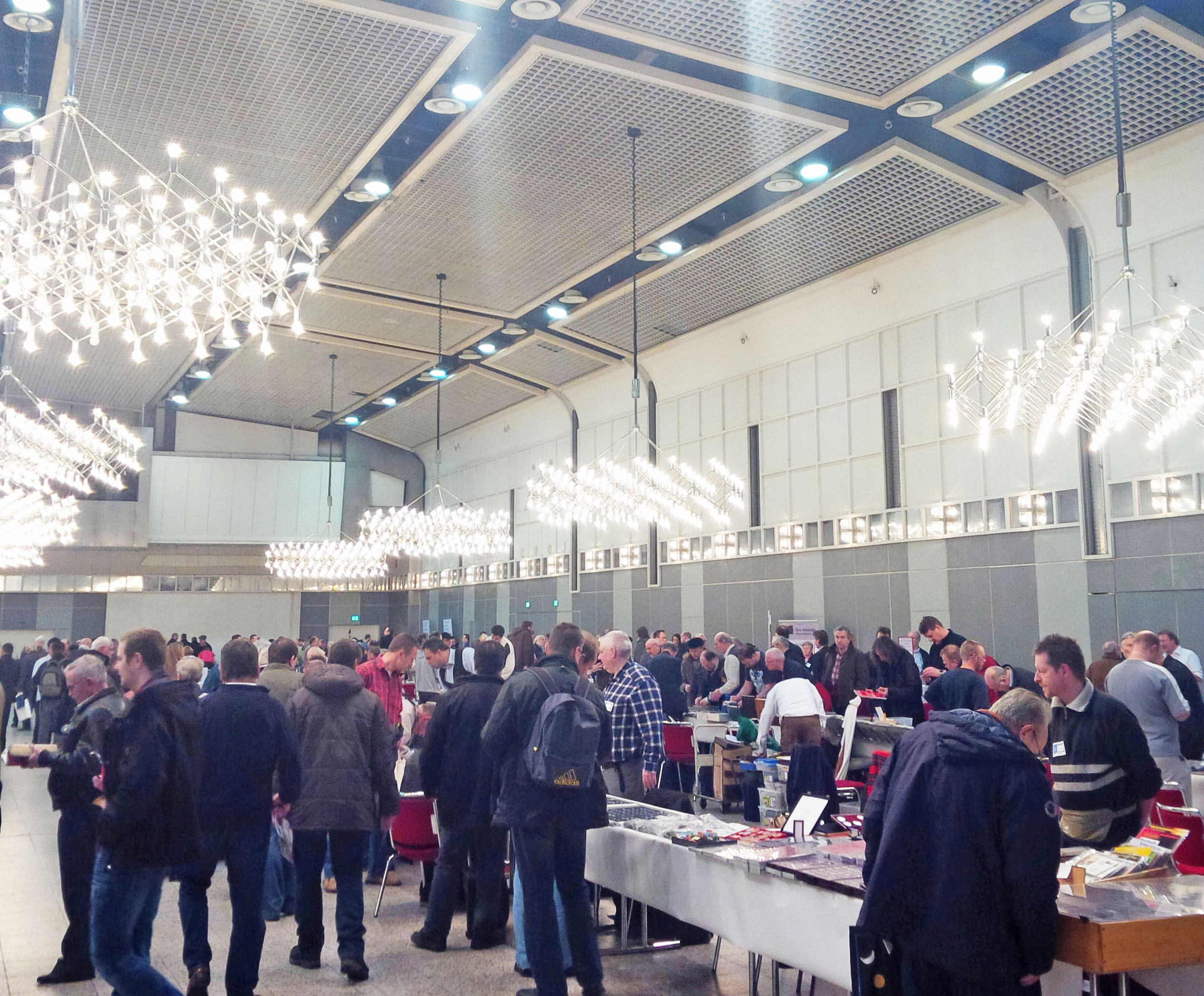 Dortmunder Münzenmesse am 14. 9. 2014: Jer Besucher bekommt eine Vatikanmünze geschenkt