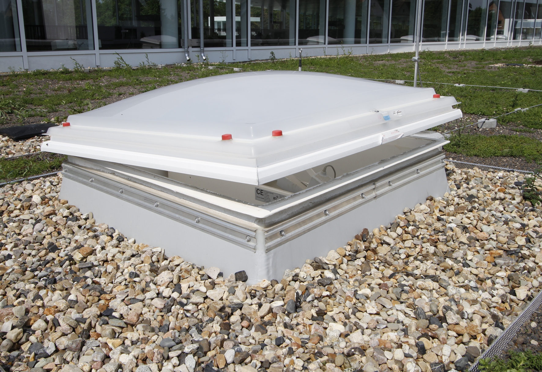 Energieeffiziente Lichtkuppeln verfügen über eine hochwertige Verglasung und speziell gedämmte Aufse