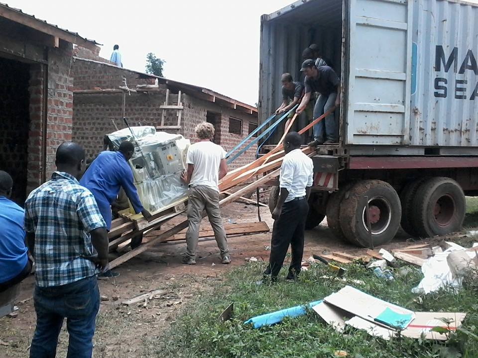 Entladen des Containers in Zigoti/Uganda Entladen des Containers in Zigoti/Uganda