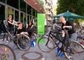 Vier Service-Feen putzen die Räder der Repräsentanten Vier Service-Feen putzen die Räder der Repräsentanten