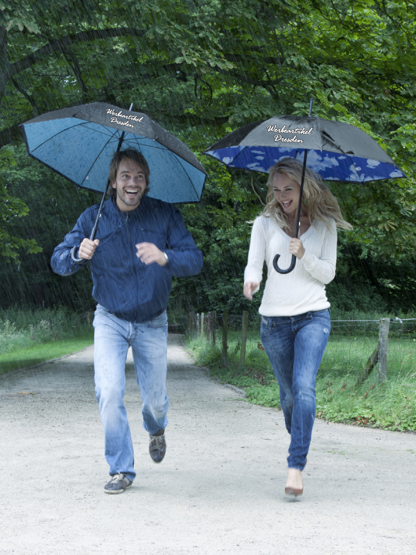 Regenschirme und Ponchos helfen in der nasskalten Zeit