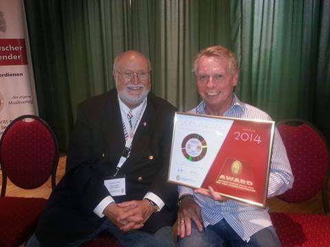 Robert Halstein (rechts) mit der Auszeichung für Platz 1. Links im Bild: VDM Chef Klaus Quirini