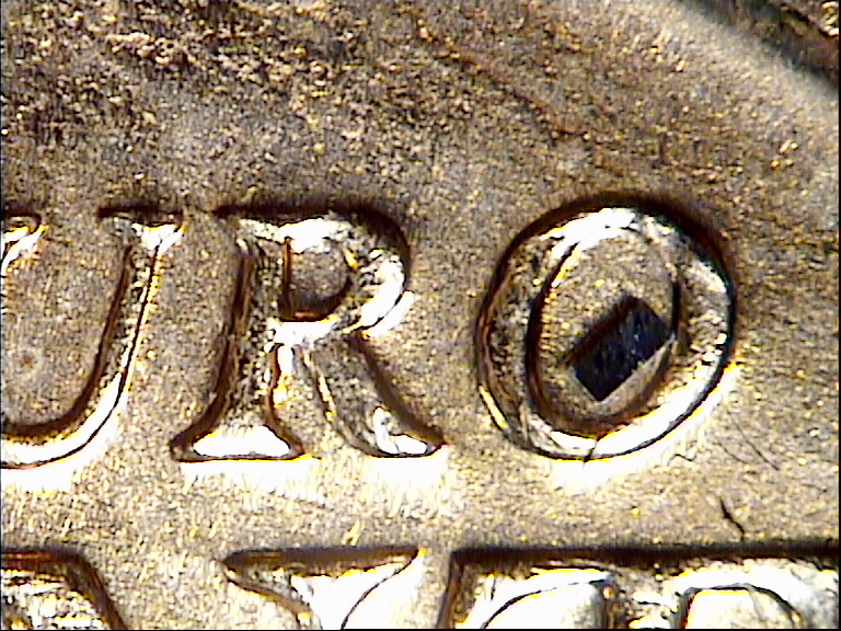 Mikroskopbild eines 03015-Bauteils auf einer Eurocent-Münze zur Darstellung der Größe Mikroskopbild eines 03015-Bauteils auf einer Eurocent-Münze zur Darstellung der Größe