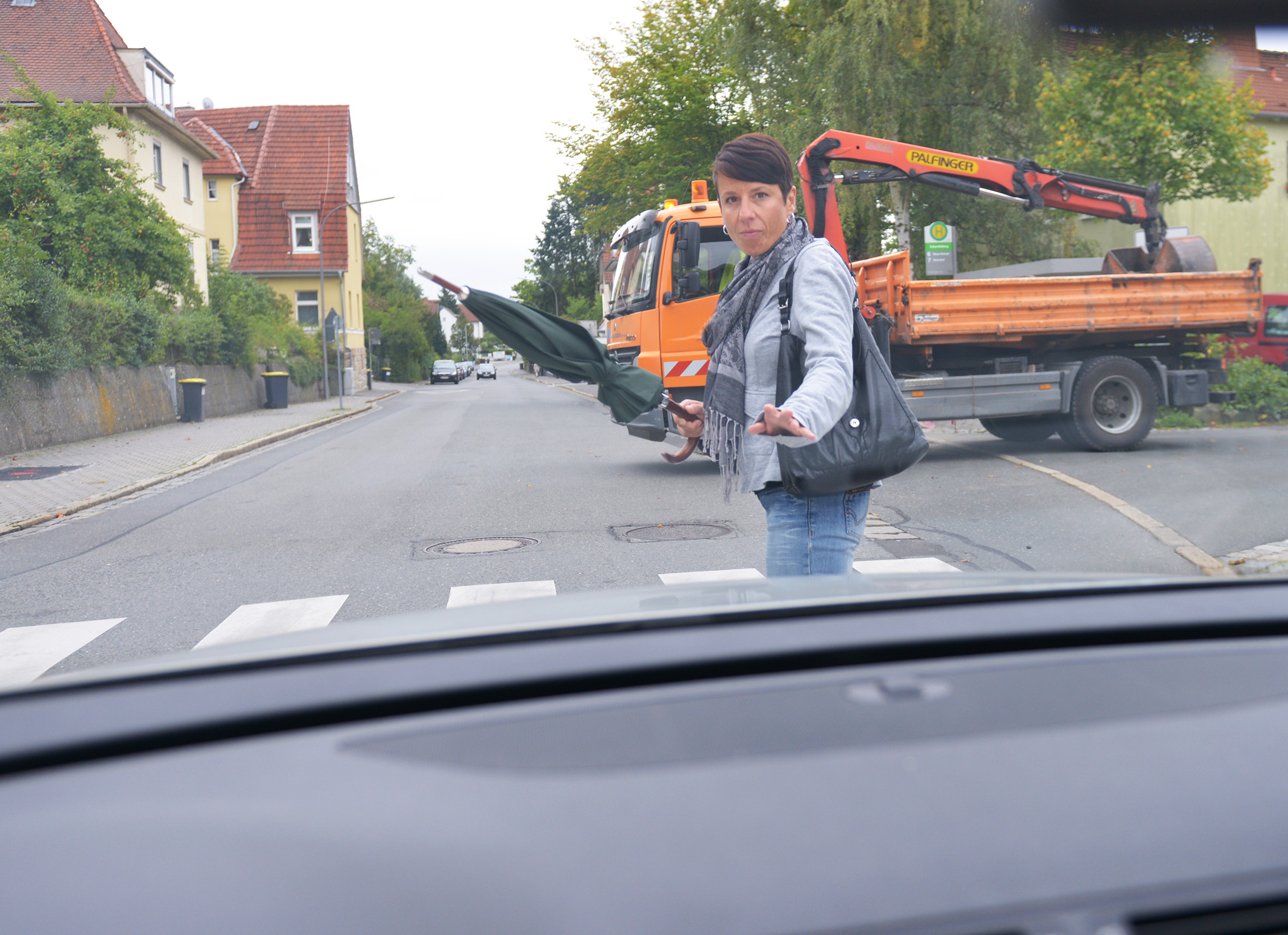 Fußgänger dürfen sich amÜberweg ihr Recht nicht erzwingen. Foto: HUK-COBURG