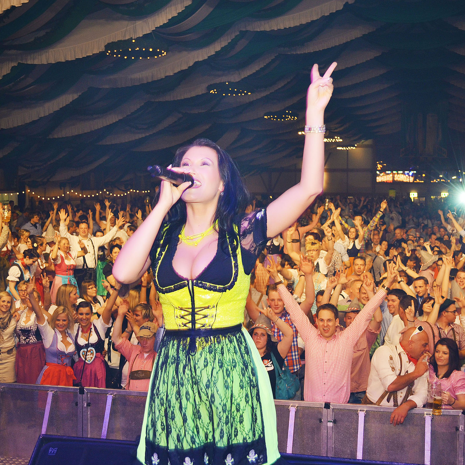 Antonia aus Tirol auf Europa Tournee-Auf die Bänke-Tour 2014