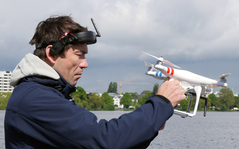 Macromedia-Professor Dr. Andreas Hebbel-Seeger mit Flugdrohne ©Hochschule Macromedia Macromedia-Professor Dr. Andreas Hebbel-Seeger mit Flugdrohne ©Hochschule Macromedia
