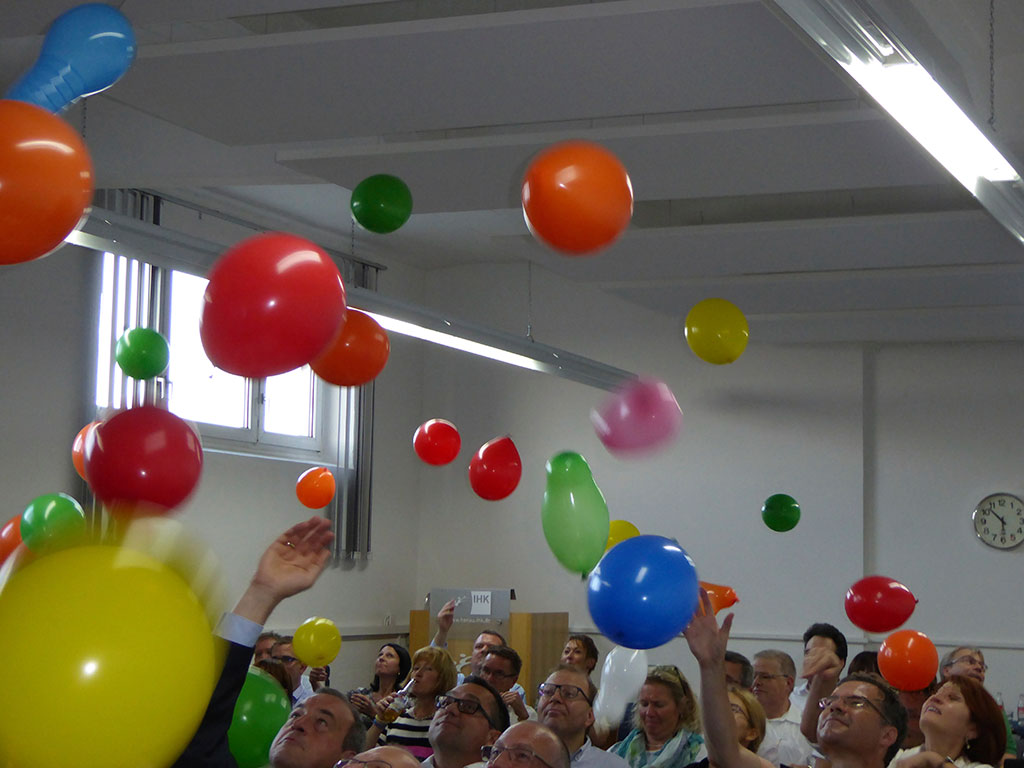 Publikum in Hanau beim Vortrag von Tanja Dammann-Götsch