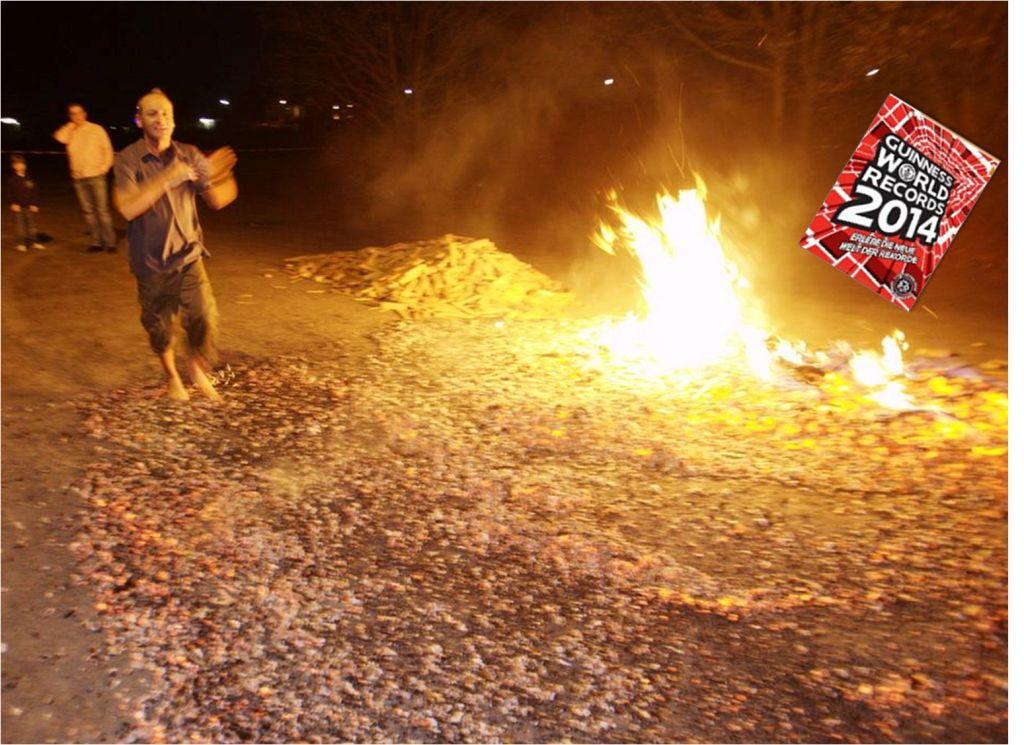 Feuerlauf für den Weltfrieden