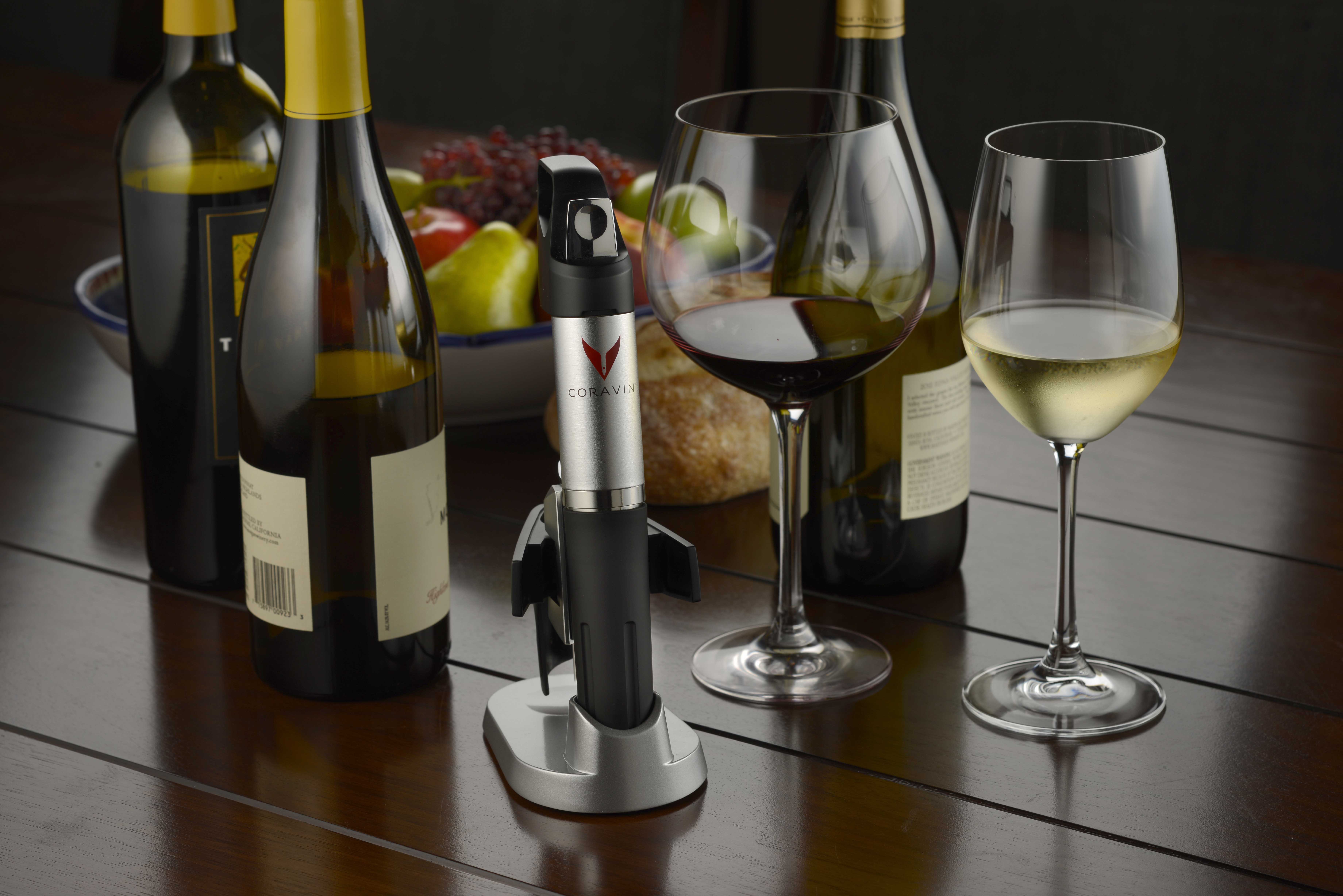 Mit Coravin genießen Weinliebhaber ein Glas Wein, ohne die Flasche entkorken zu müssen. Mit Coravin genießen Weinliebhaber ein Glas Wein, ohne die Flasche entkorken zu müssen.