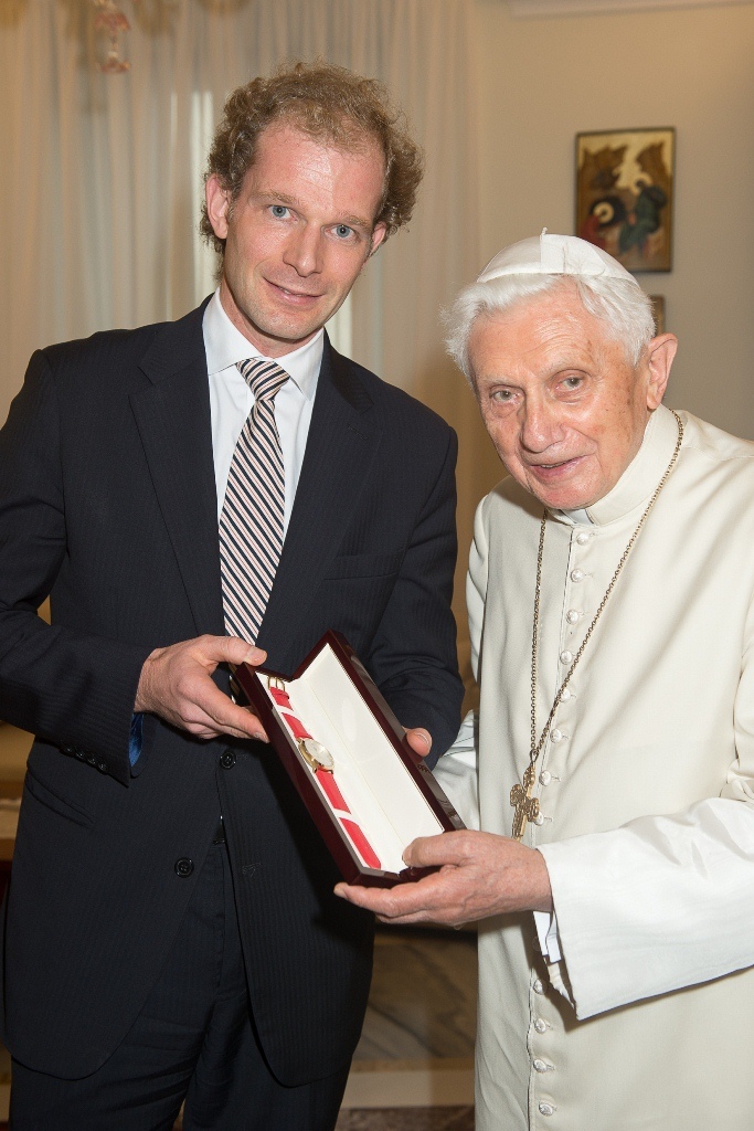 Richard Borek jun. übergibt erstes Exemplar der Armbanduhr an Papst emeritus Benedikt XVI. Richard Borek jun. übergibt erstes Exemplar der Armbanduhr an Papst emeritus Benedikt XVI.