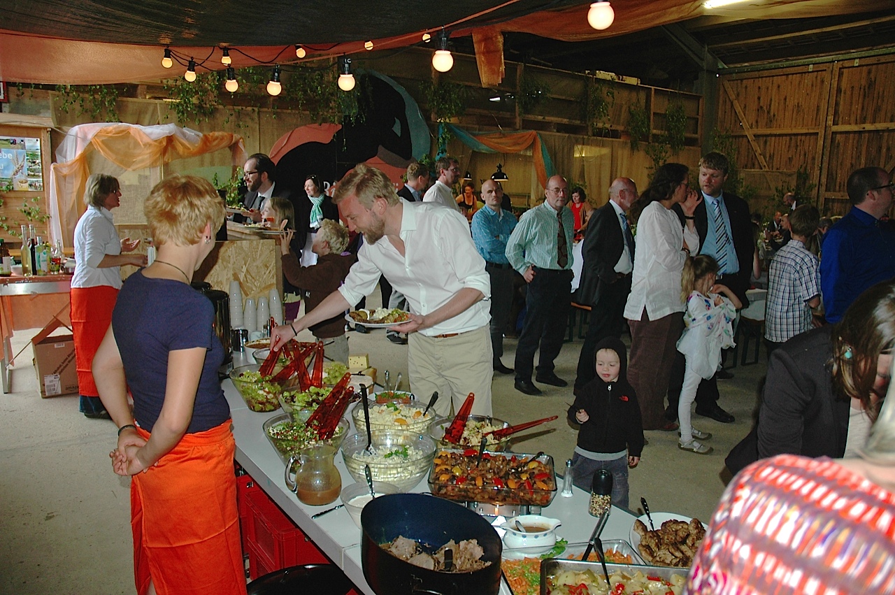 Leckeres Bio-Buffet in der festlich geschmückten Scheune Leckeres Bio-Buffet in der festlich geschmückten Scheune