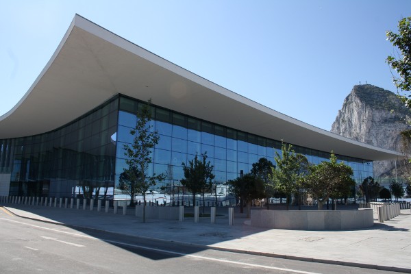 Sonnenschutzglas von arcon-glas im Flughafen von Gibraltar Sonnenschutzglas von arcon-glas im Flughafen von Gibraltar
