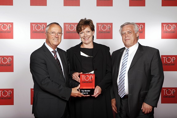 Ilona Janssen (mitte) und Klaus Jeschke (rechts) mit Hans Eichel bei der Preisvergabe