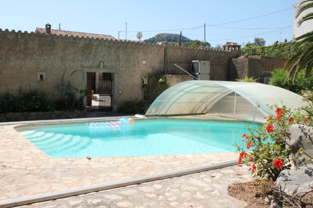 In der Finca Sa Tafona lässt sich der Pool überdachen In der Finca Sa Tafona lässt sich der Pool überdachen