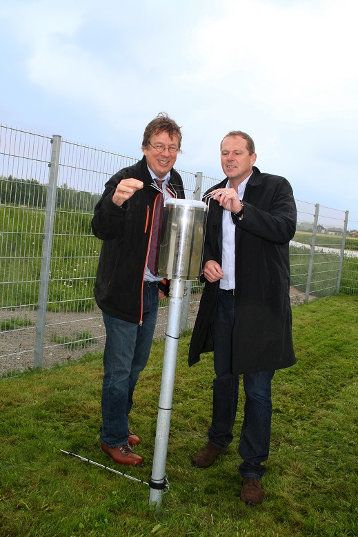 Wetterfrosch Jörg Kachelmann und Hartl Resort Geschäftsführer Volker Schwartz bei der Wetterstation 