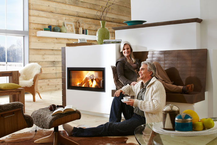 Ein individuell geplanter Kachelofen oder Kamin wertet jedes Raumambiente auf.