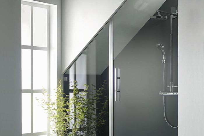 Die rahmenlosen Designer-Ganzglasduschen können nach individuellen Wünschen zusammengestel Die rahmenlosen Designer-Ganzglasduschen können nach individuellen Wünschen zusammengestel