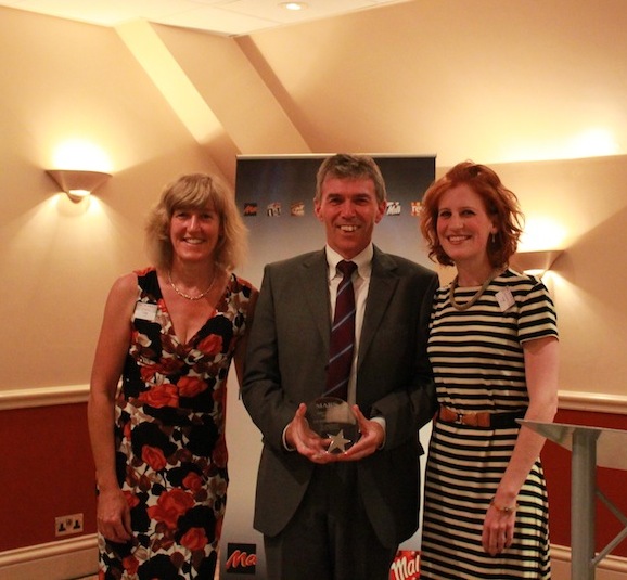 Frank McCusker, Strategic Account Director bei DS Smith, nimmt einen der vielen Awards entgegen.