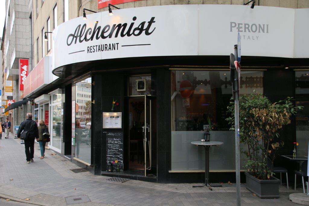 Der Alchemist liegt charmant an einer Ecke der Graf-Adolf-Straße. Der Alchemist liegt charmant an einer Ecke der Graf-Adolf-Straße.
