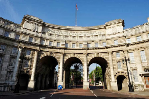 Der historische Triumphbogen Admiralty Arch in London wird zum Luxushotel
