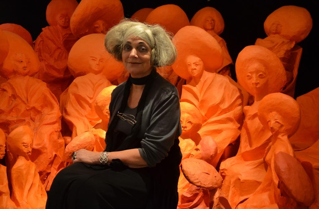 Marianne Pitzen inmitten ihrer Matronen_Frauenmuseum Bonn 2014_Foto Dr. Klaudia Nebelin