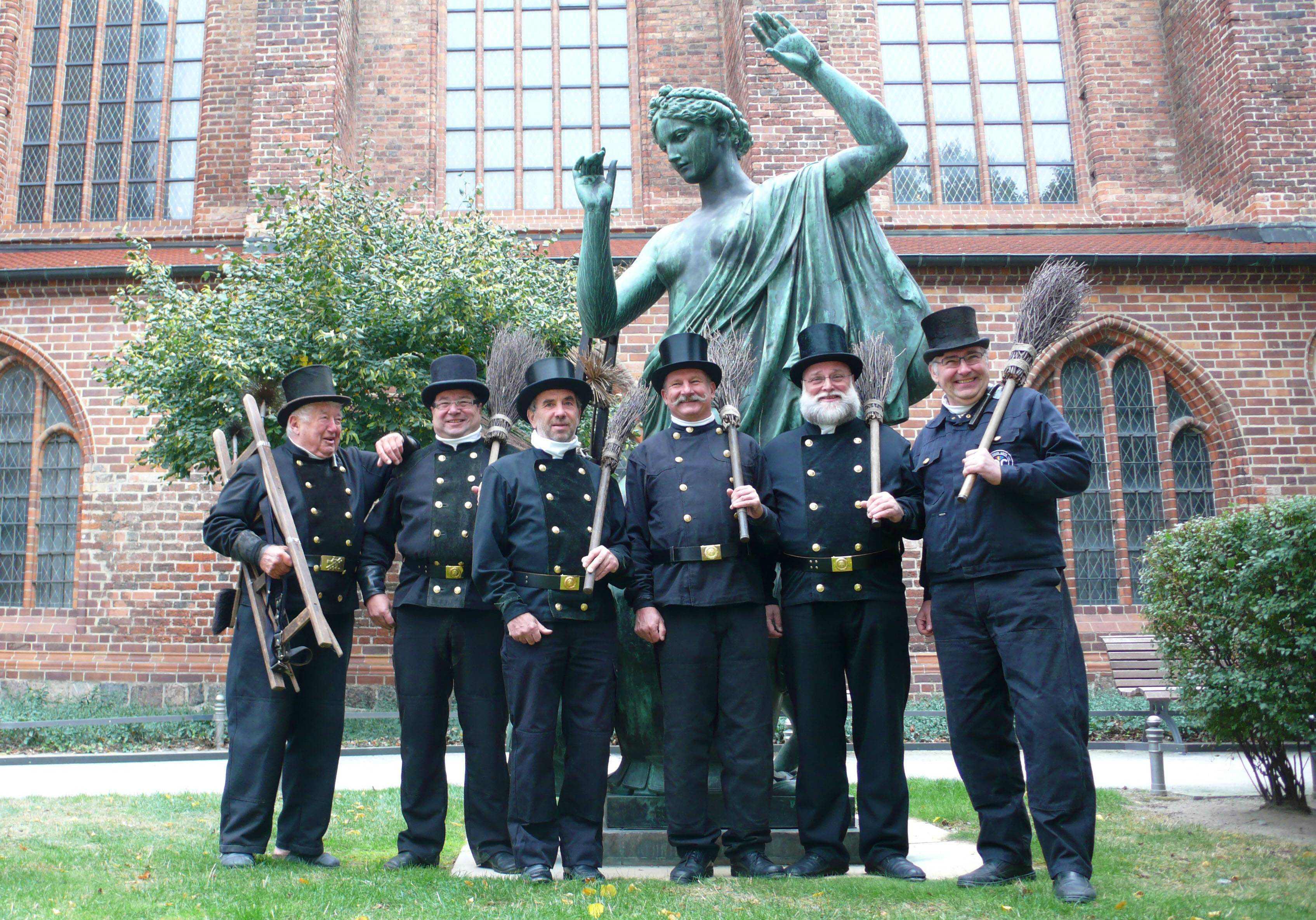 Bernd Müller (ganz links) mit Kollegen vor der Statue von Klio
