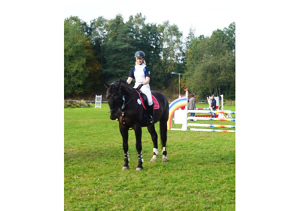 Lara Bartels, Jugendmannschaft HRV, belegte auf Maksimuss in der Springprüfung Kl. A* den 2. Pl