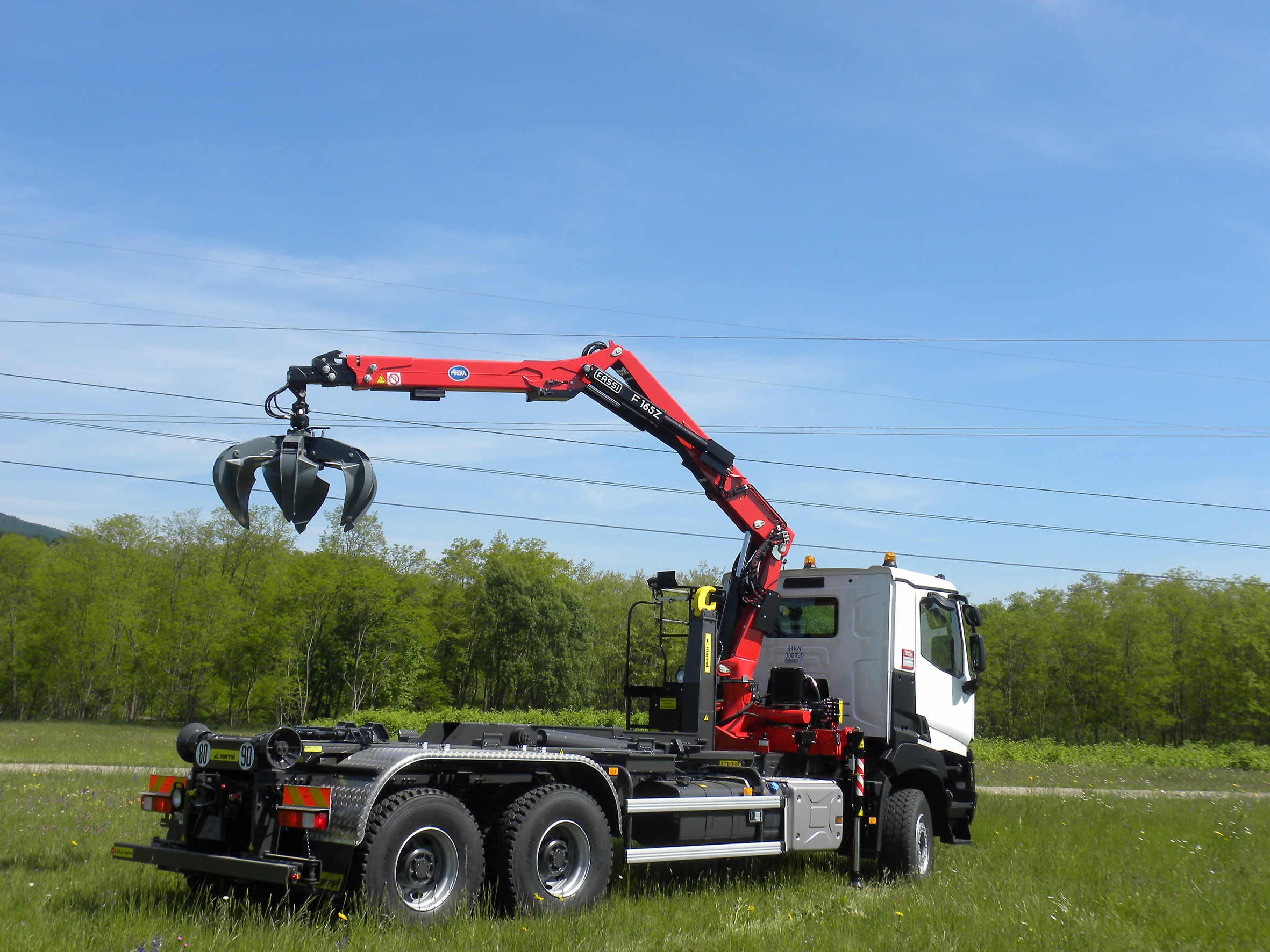 Lkw aufgebaut mit Fassi F165AZ und Marrel Abrollkipper. Zielgruppe ist die Recycling- und Baubranche