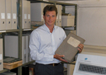 Olaf von Hößlin-Marcard mit einem wertvollen Dokument aus dem Augsburger Archiv.
