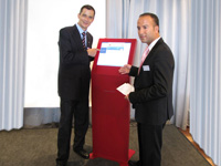 Rolf Slickers, General Manager des Hotel Pullman Cologe und Bourarfa Douallal, Inhaber von NetGuide 